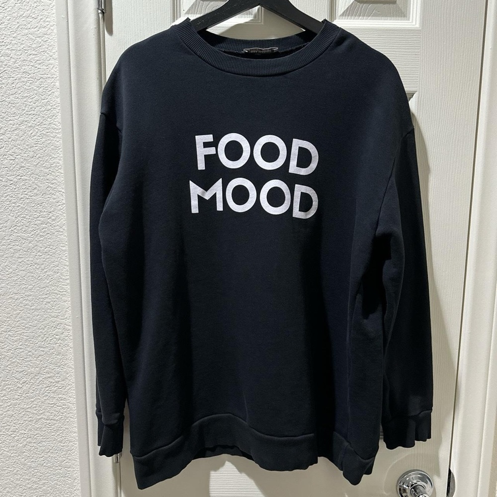 Zara’s black sweatshirt in size L
